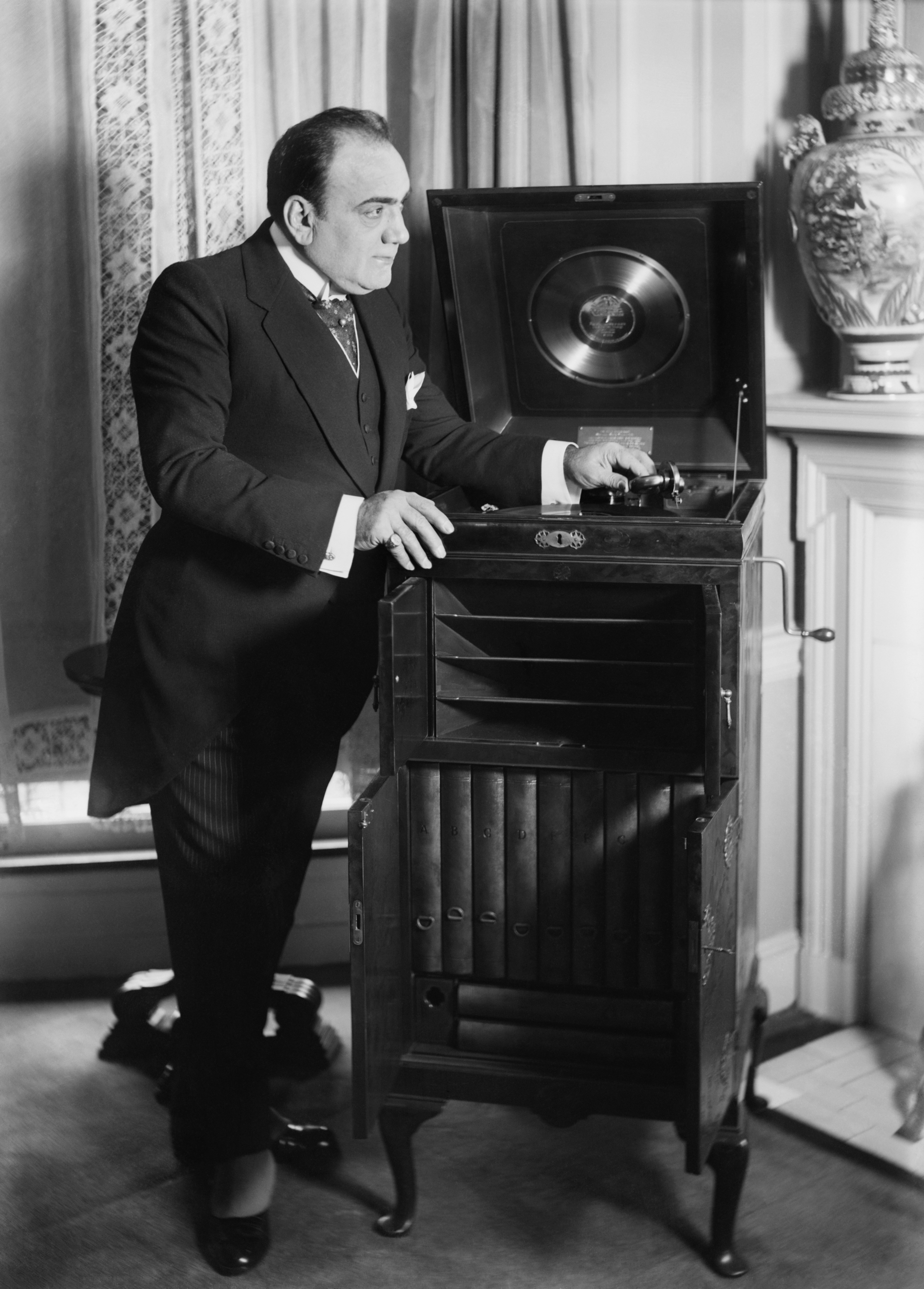 caruso_with_phonograph2